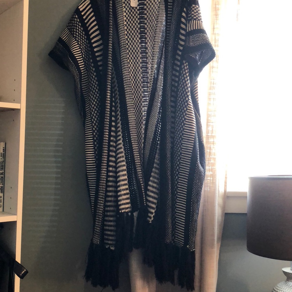 PERFECT FOR FALL Cute black white pattern cover up